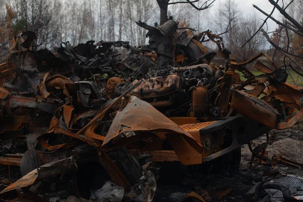 Bir top mermisiyle vurulduktan sonra askeri araç yanmış.