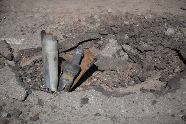 Asfalttaki Grad roketi