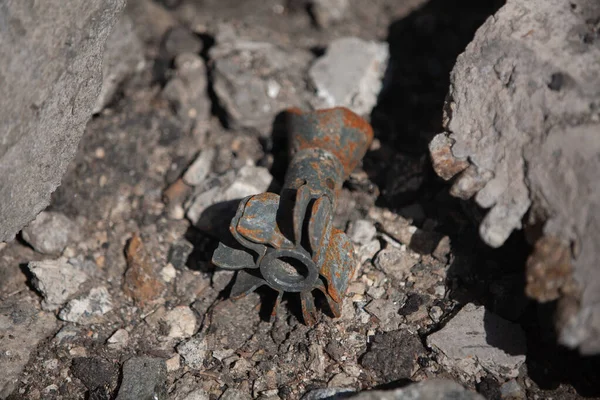 Kırık mayın parçaları yerde.