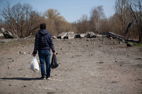 Bir adam bir Rus bombasıyla yıkılmış bir köprüyü geçemez..