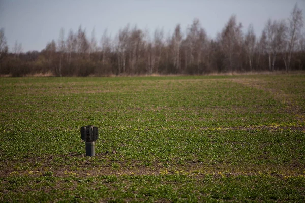 Rus roketi ekilmiş bir tarlada duruyor.