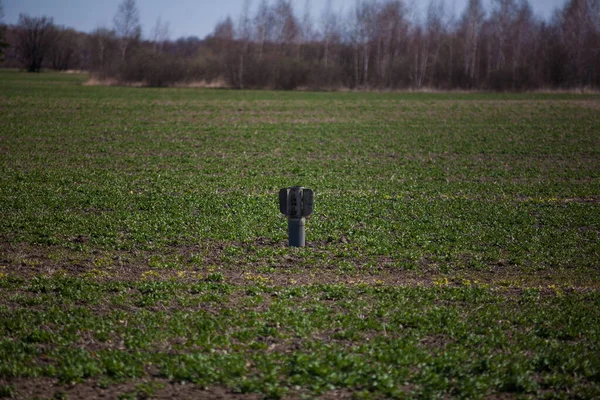 Rus roketi ekilmiş bir tarlada duruyor.