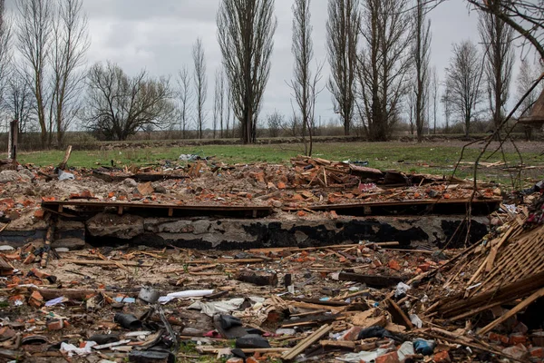 Rus bombasından sonra Ukrayna 'daki ev yıkıldı