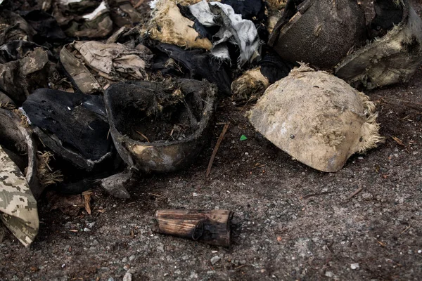 Yerde yanmış askeri mühimmat var.