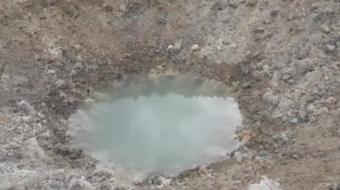Rus bombasından sonra büyük bir krater.