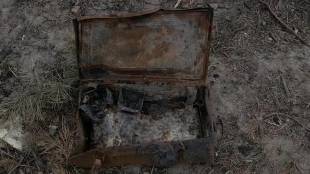 Kotak Militer Logam Terbakar Tanah — Stok Video