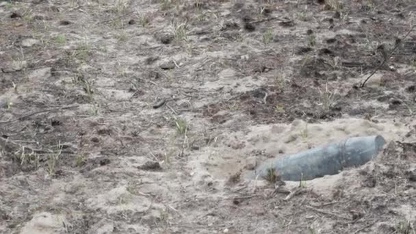 地面上的未爆炸炮弹 — 图库视频影像