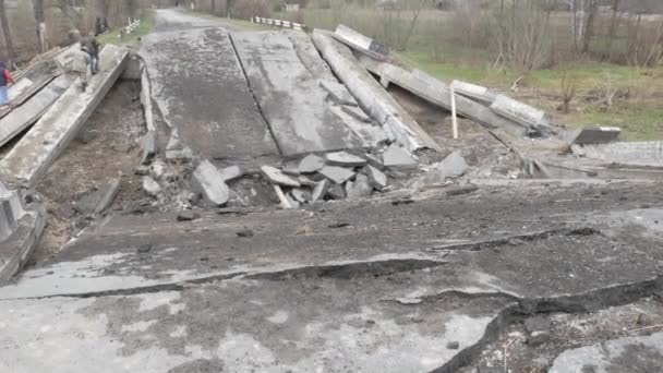 ロシアの爆弾で破壊された道路橋 — ストック動画
