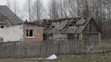 Rus bombasıyla yıkılan bir evin kalıntıları.