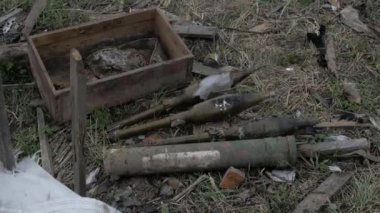 Yere patlamamış el bombaları.