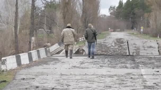 Das Militär Fährt Zur Gesprengten Straßenbrücke — Stockvideo