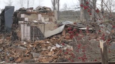 Rus bombasıyla vurulduktan sonra yıkılan ev
