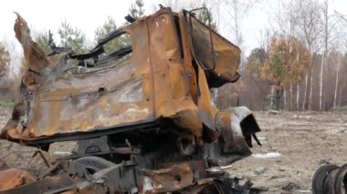 Patlamış ve paslanmış askeri araç.