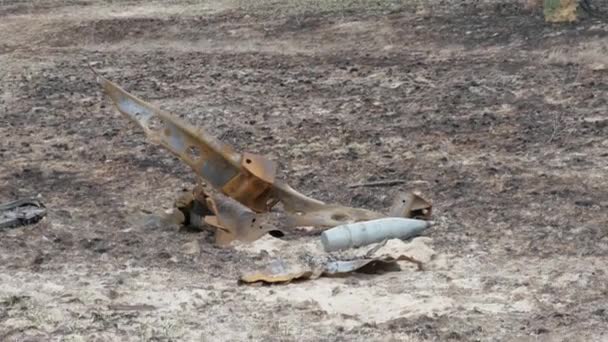地面上的未爆炸炮弹 — 图库视频影像