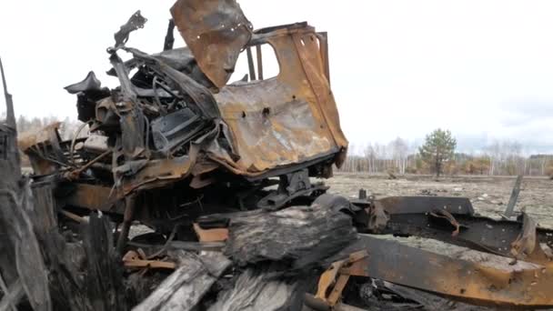 Pozostałości Spalonego Pojazdu Wojskowego — Wideo stockowe