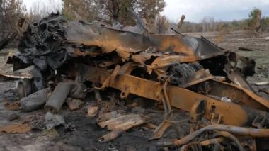 Yanmış bir askeri aracın kalıntıları.