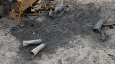 Yanmış bir askeri aracın kalıntıları.