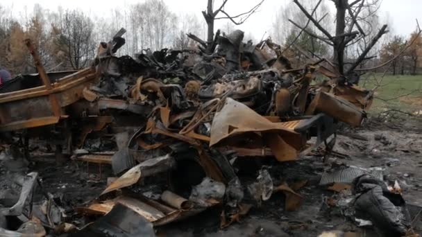 一辆被烧毁的军车的残骸 — 图库视频影像