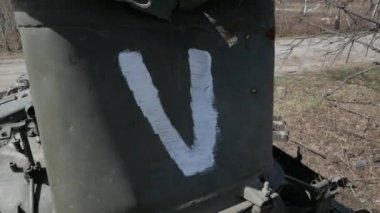 Tankın üzerindeki tabela patladı.