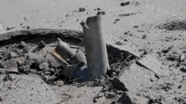 Roket Grad asfalt bir yolda öne çıkıyor.