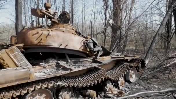 俄罗斯坦克在路边的一个地雷上爆炸了 — 图库视频影像