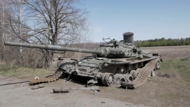 ロシア軍の戦車が道路近くの鉱山で爆破された — ストック動画