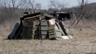 Terk edilmiş Rus tahta cephane kutuları.