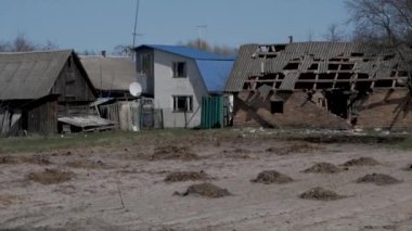 Rus topçu ateşiyle yıkılan ev.