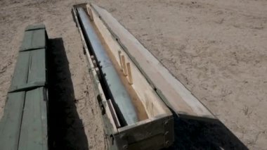 Terk edilmiş ahşap sandıklar ve Rus Grad roketleri.