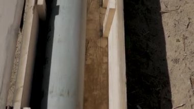Terk edilmiş ahşap sandıklar ve Rus Grad roketleri.