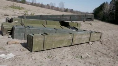 Terk edilmiş ahşap sandıklar ve Rus Grad roketleri.