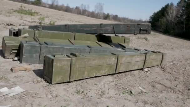 Verlaten Houten Kisten Met Russische Grad Raketten — Stockvideo