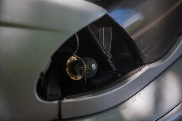 Kırık bir araba gümüş bir arabada dönüş sinyali veriyor.