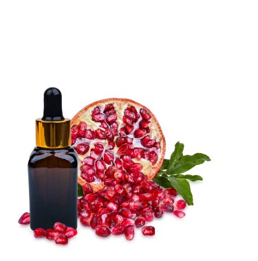 Kehribar serumunda nar. Beyaz arka planda taze yapraklar var. .