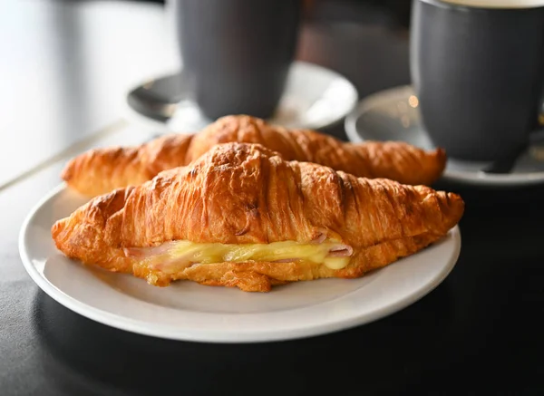 Croissant Sonka Sajt Egy Francia Étel Croissant Sonkával Sajttal Fehér — Stock Fotó