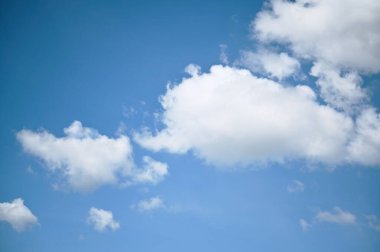 Beyaz arka planda mavi gökyüzü. Çok güzel görünüyor. Temiz pamuk..