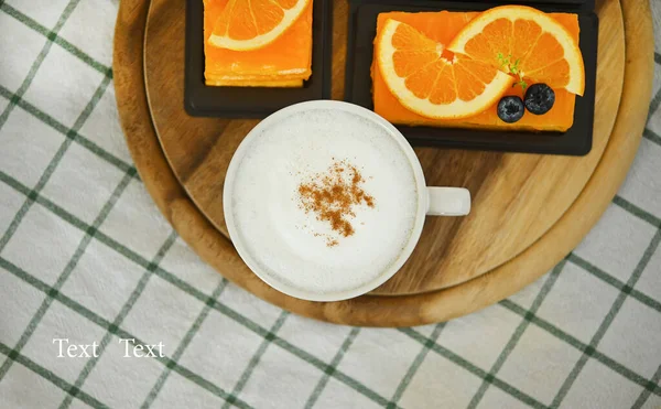 Kávé Fehér Kerámia Csésze Narancssárga Torta Tetejére Néző — Stock Fotó
