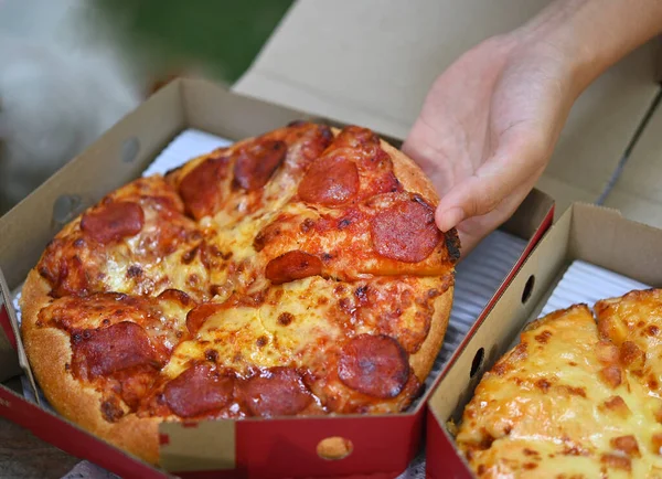 People Hands Taking Slices Pizza Delivery Plate Pizza Food Concept — Stock Photo, Image