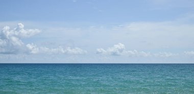 Tayland 'da açık bir deniz sahili bölgesinde güzel tropikal gökyüzü, plajlar ve denizin doğal manzarası. Tayland 'ın Panorama Veiw' i.