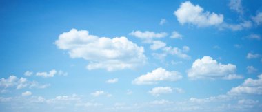 Mavi gökyüzü manzarasında koşan ve eğlenen çizgi film bulutları..