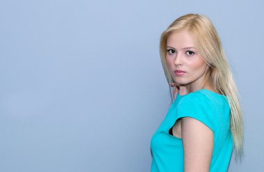 gri bir duvara yaslanmış elbisesini zümrüt kadında çok çekici genç sarışın kız