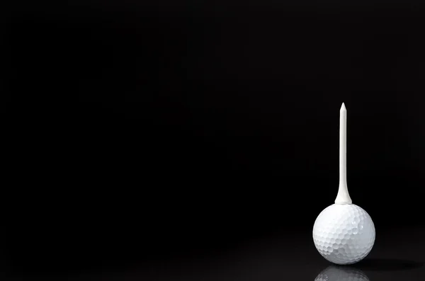 Een golfbal en tee — Stockfoto