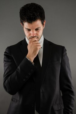 düşünce bir takım elbise, genç adam