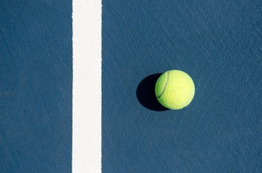 Tenis topu Tenis Kortu yakın çizgi üzerinde