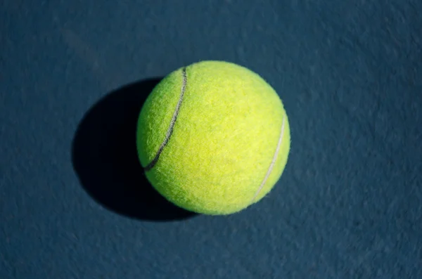 Изолированный теннисный мяч на теннисной площадке — стоковое фото