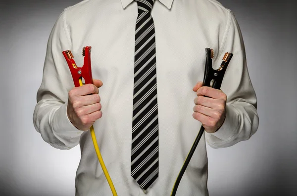 Hombre usando corbata con cables de puente — Foto de Stock