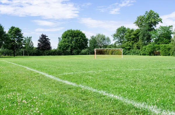 Campo di calcio pubblico nella giornata estiva — Foto Stock