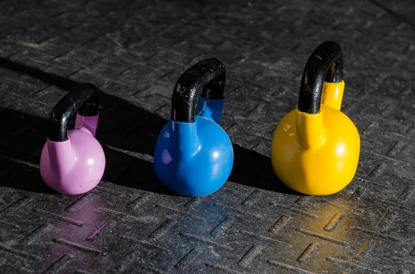 Kettlebells op de sportschool — Stockfoto