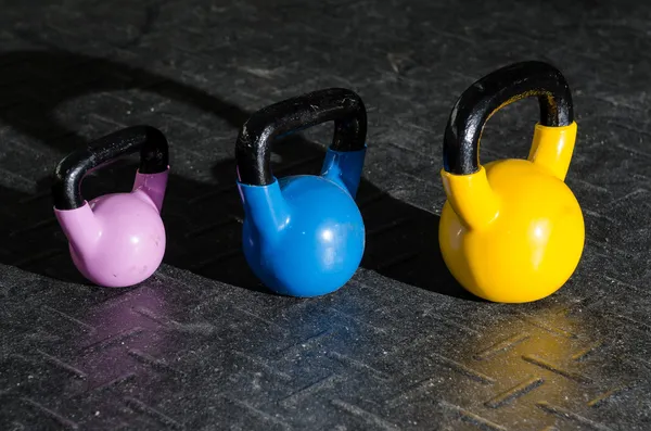 Kettlebells op de sportschool — Stockfoto