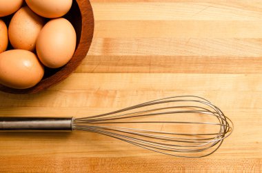 kase yumurta ve bir çırpma teli